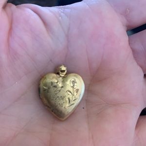 gold locket roses on it & it says I love you